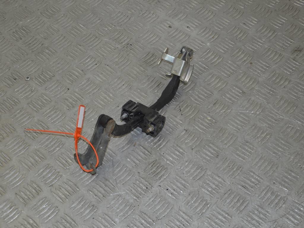 Ограничитель открывания двери передней