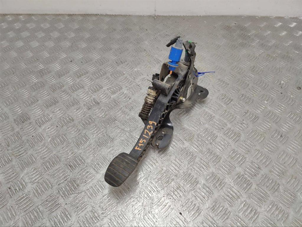 Педаль сцепления