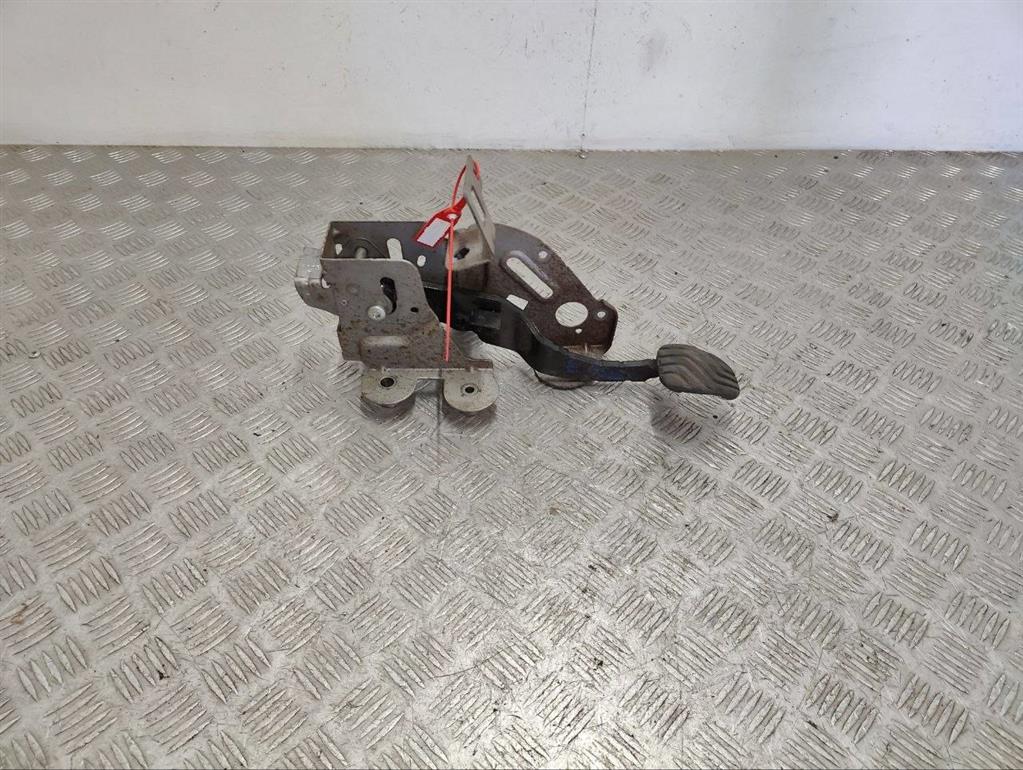 Педаль тормоза