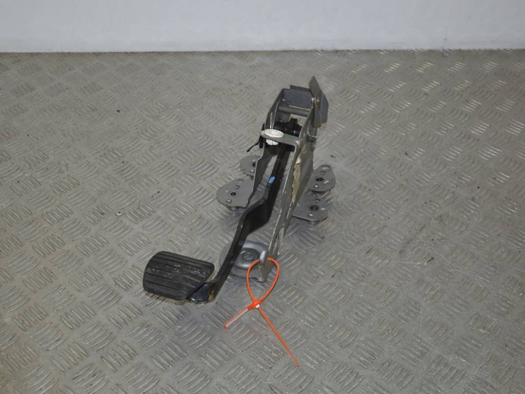 Педаль тормоза