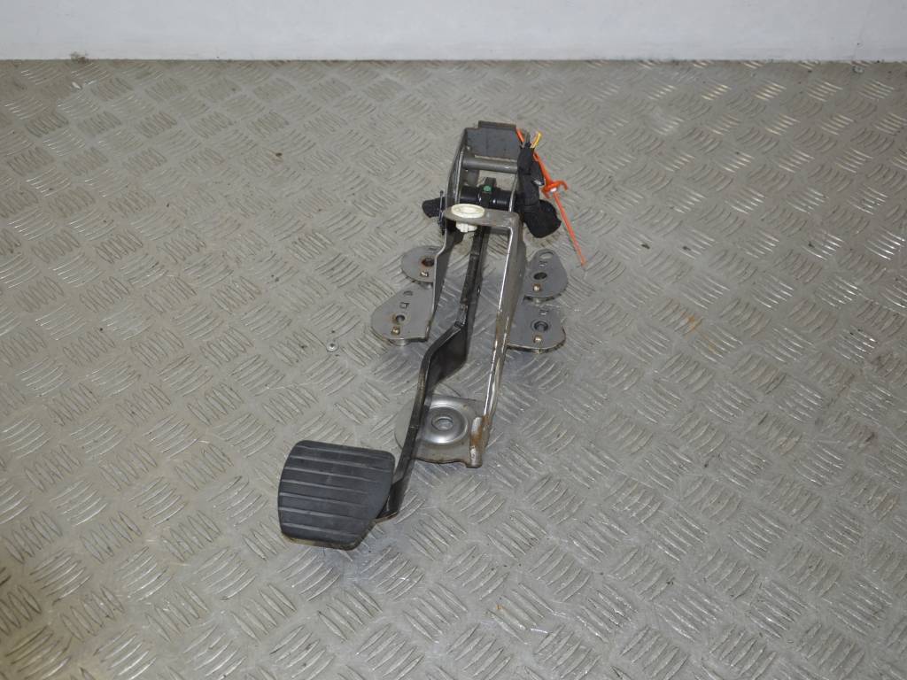 Педаль тормоза