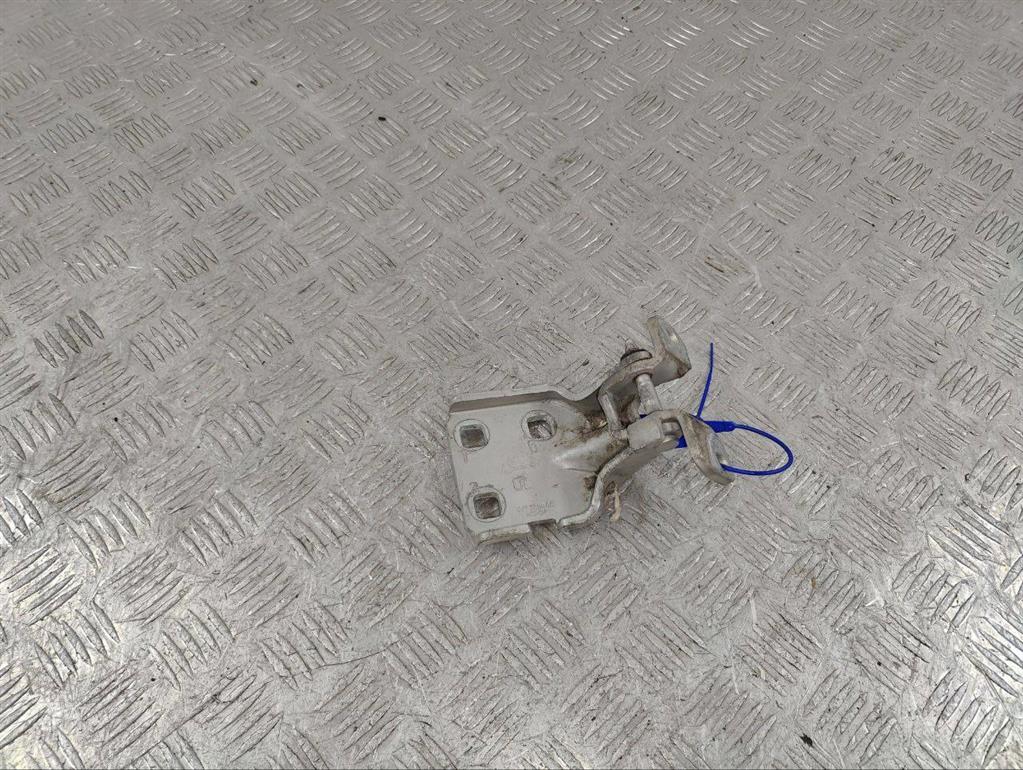 Петля двери передней левой