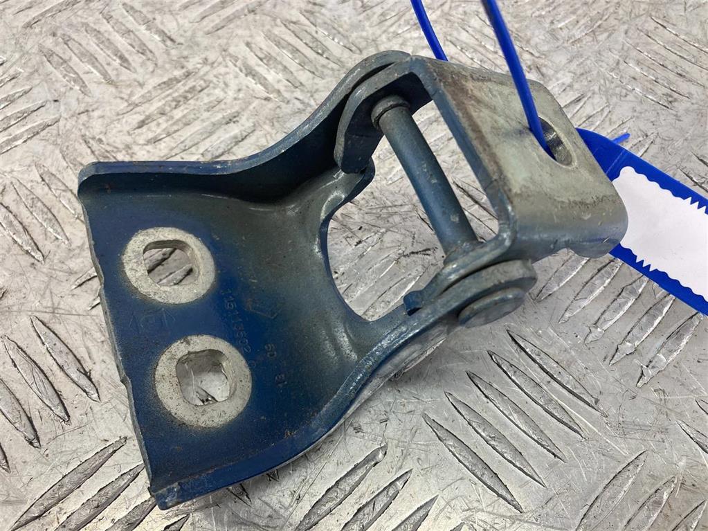 Петля двери передней левой