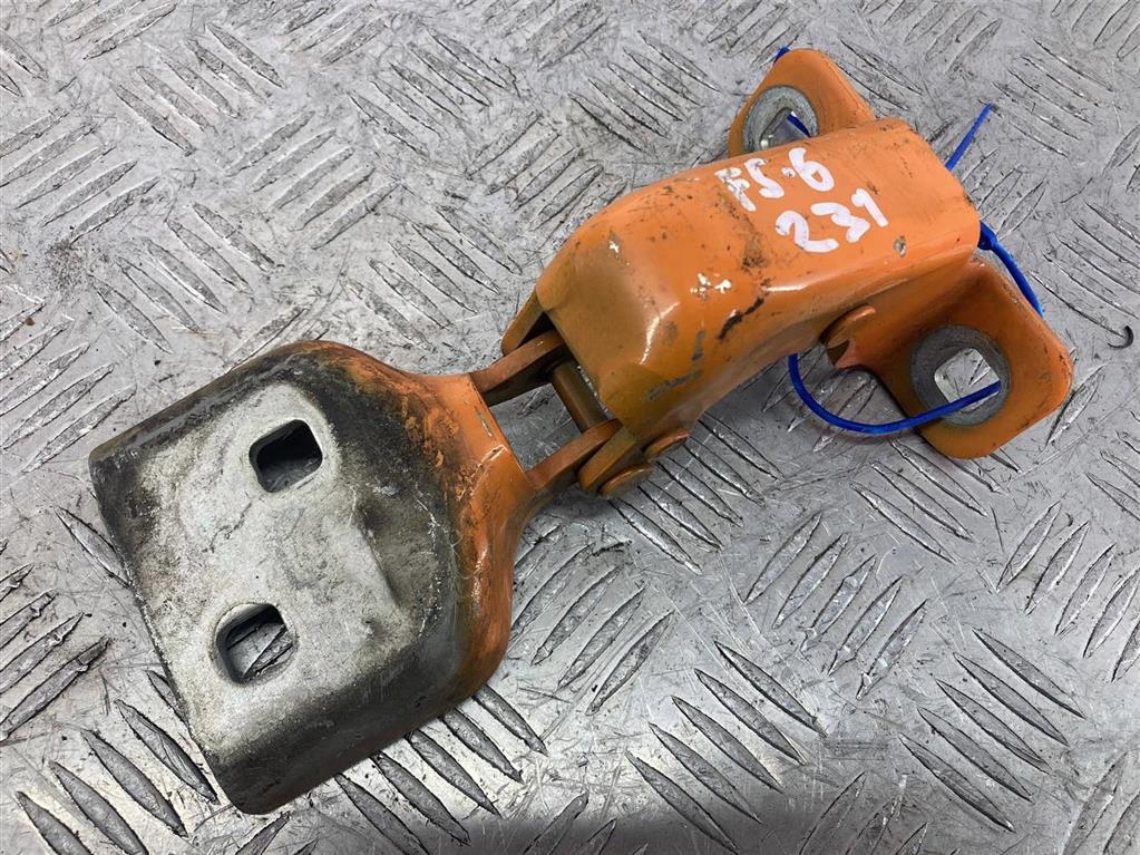 Петля двери передней левой