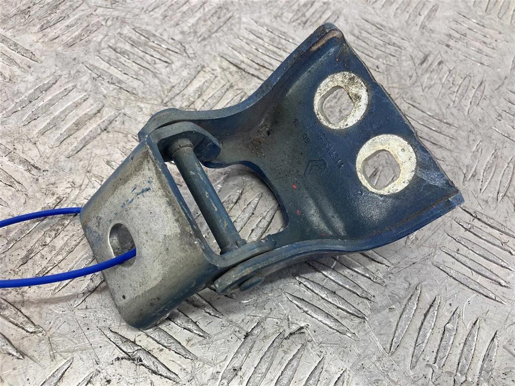 Петля двери передней левой