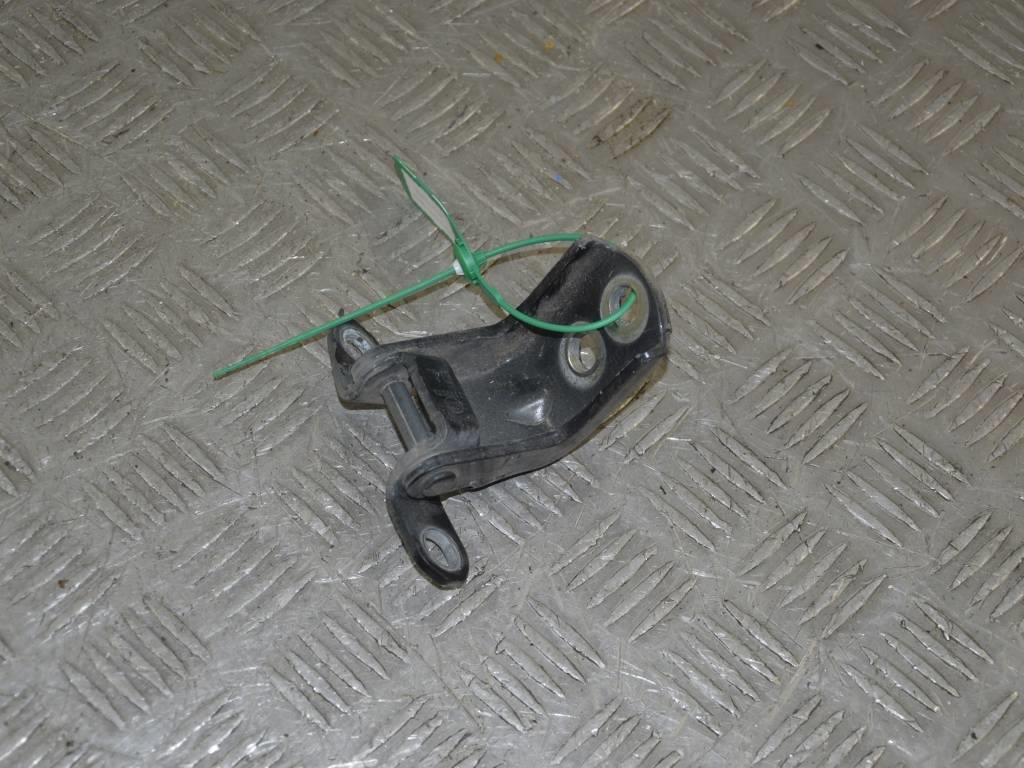 Петля двери передней левой