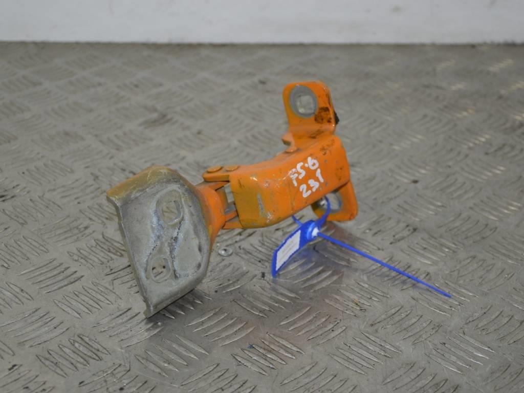 Петля двери передней правой