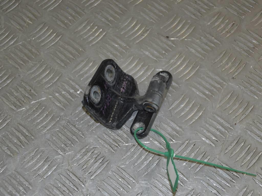 Петля двери задней левой