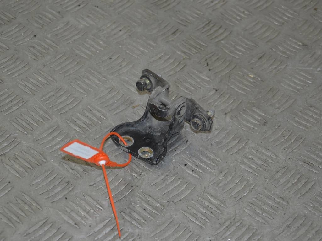 Петля двери