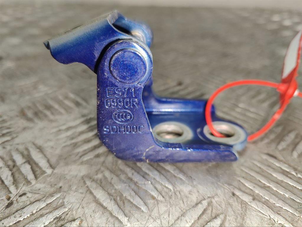 Петля двери