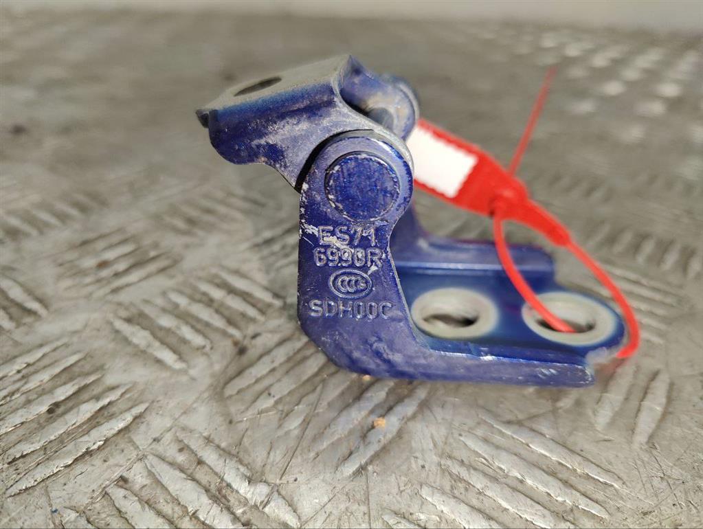 Петля двери