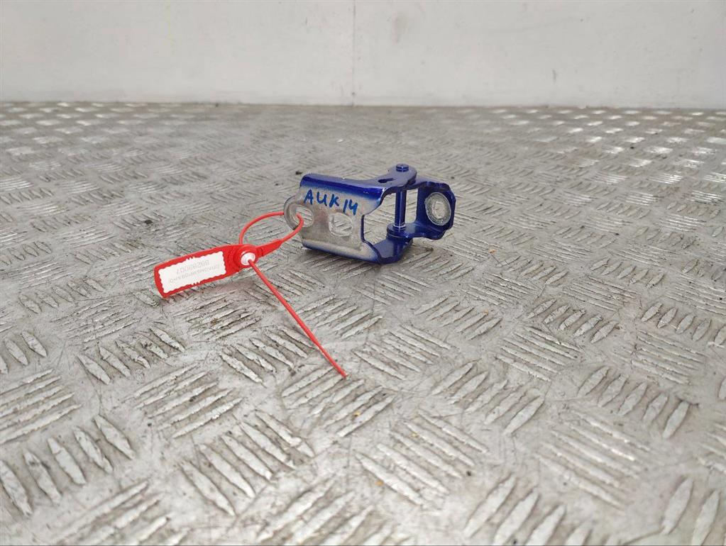 Петля двери