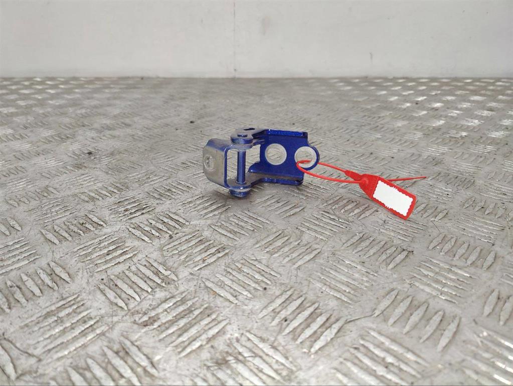 Петля двери