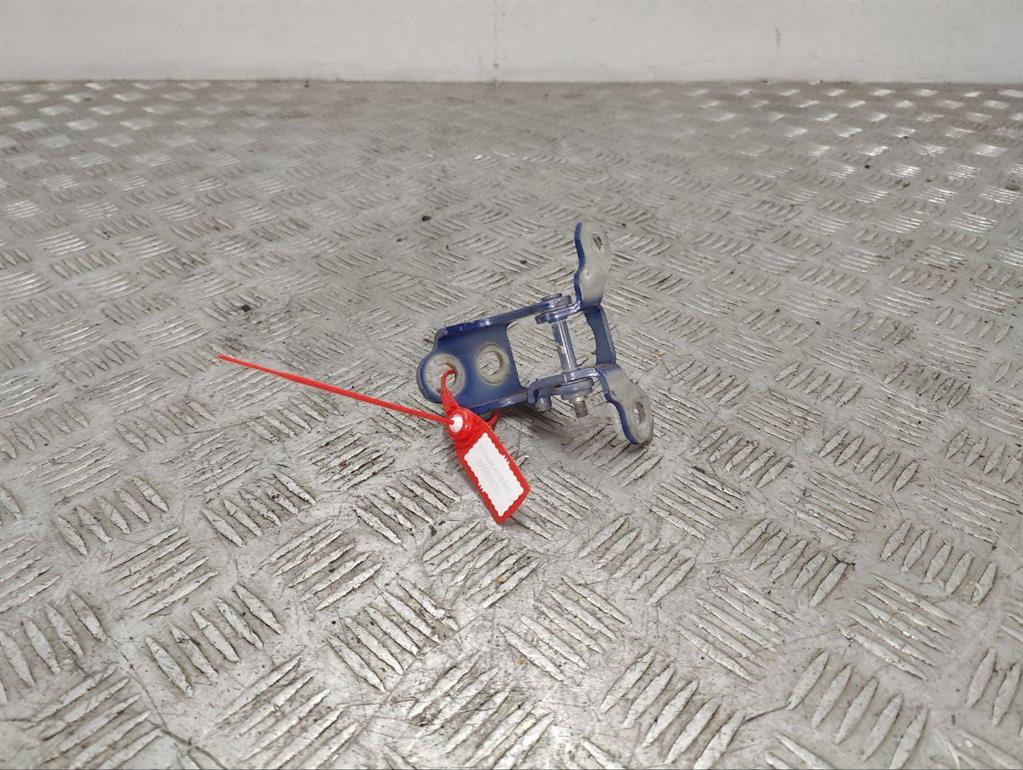 Петля двери