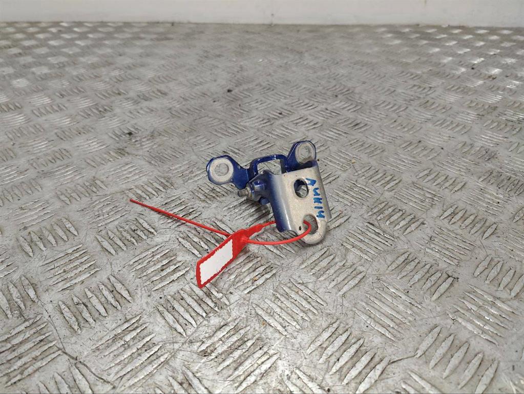 Петля двери