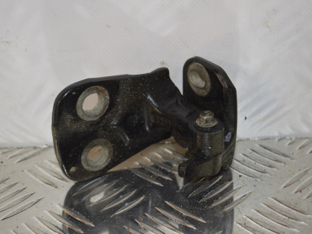 Петля двери