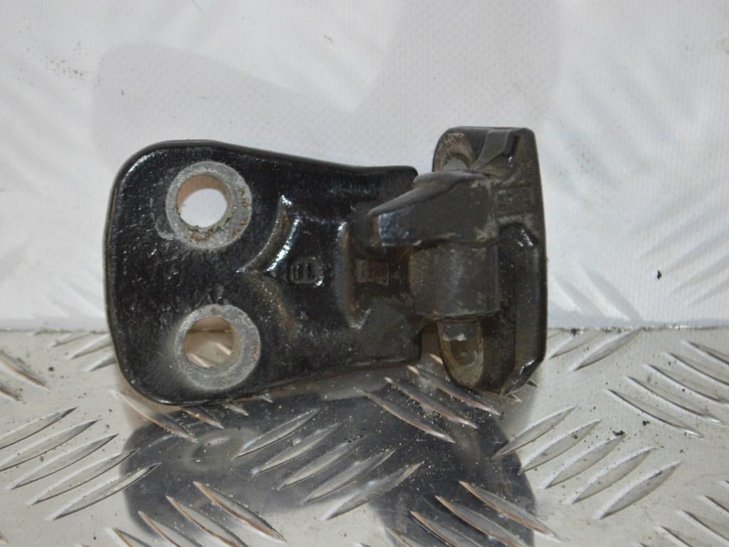 Петля двери