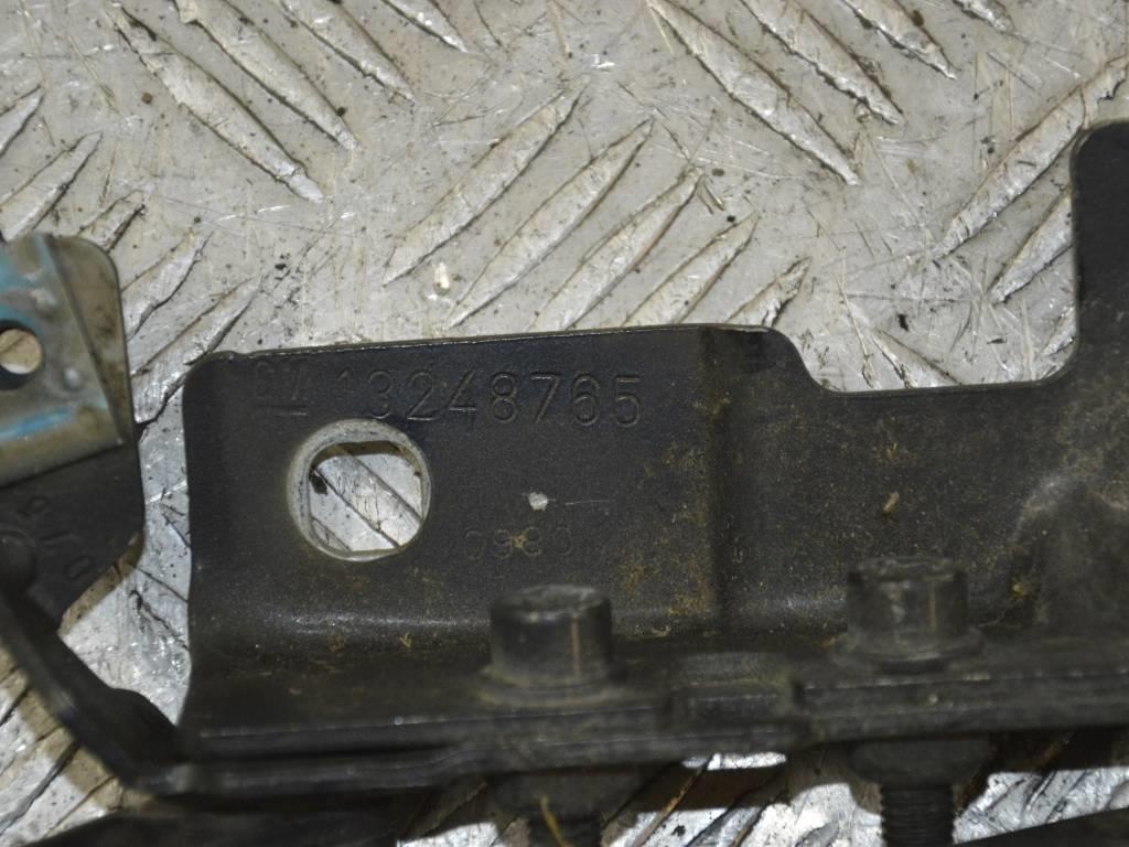 Петля капота левая