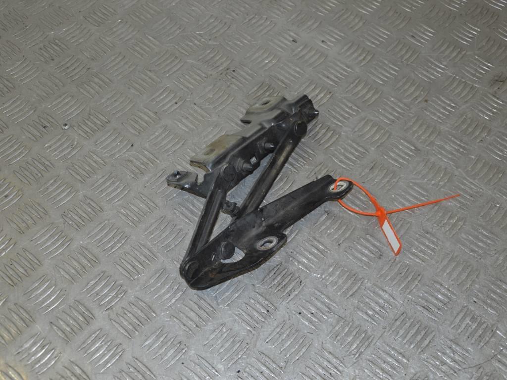 Петля капота правая