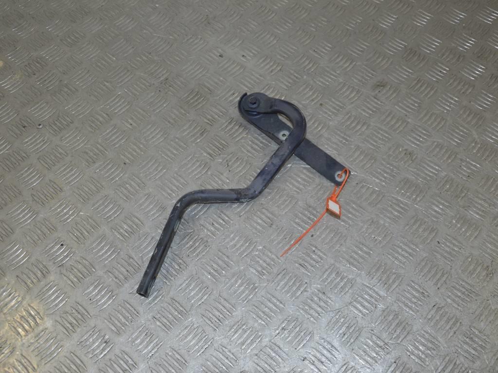 Петля капота правая