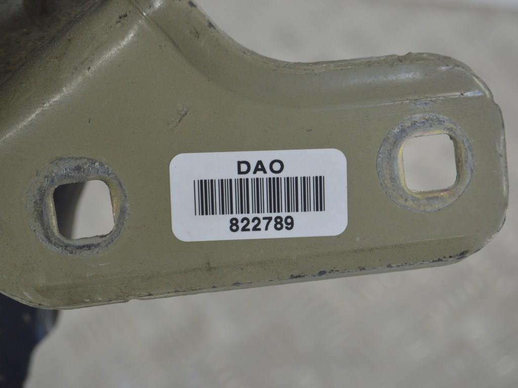 Петля капота