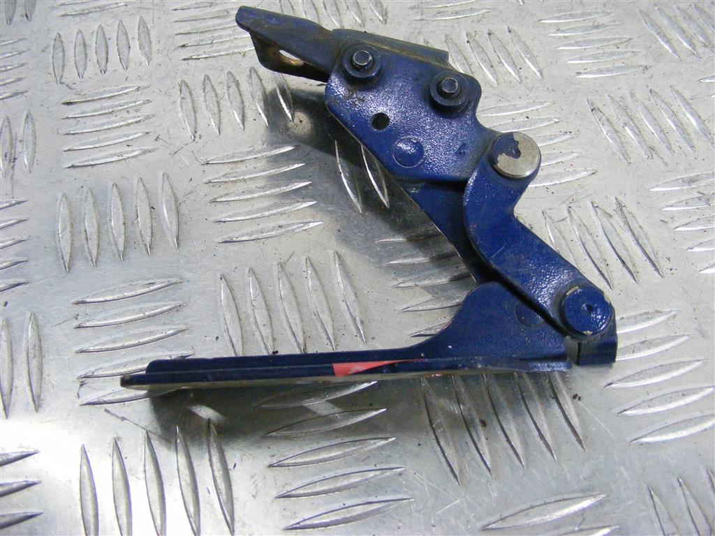 Петля капота