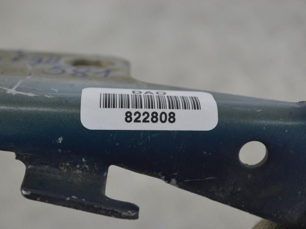 Петля капота