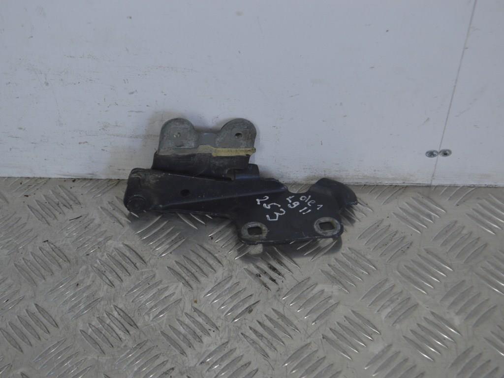 Петля капота