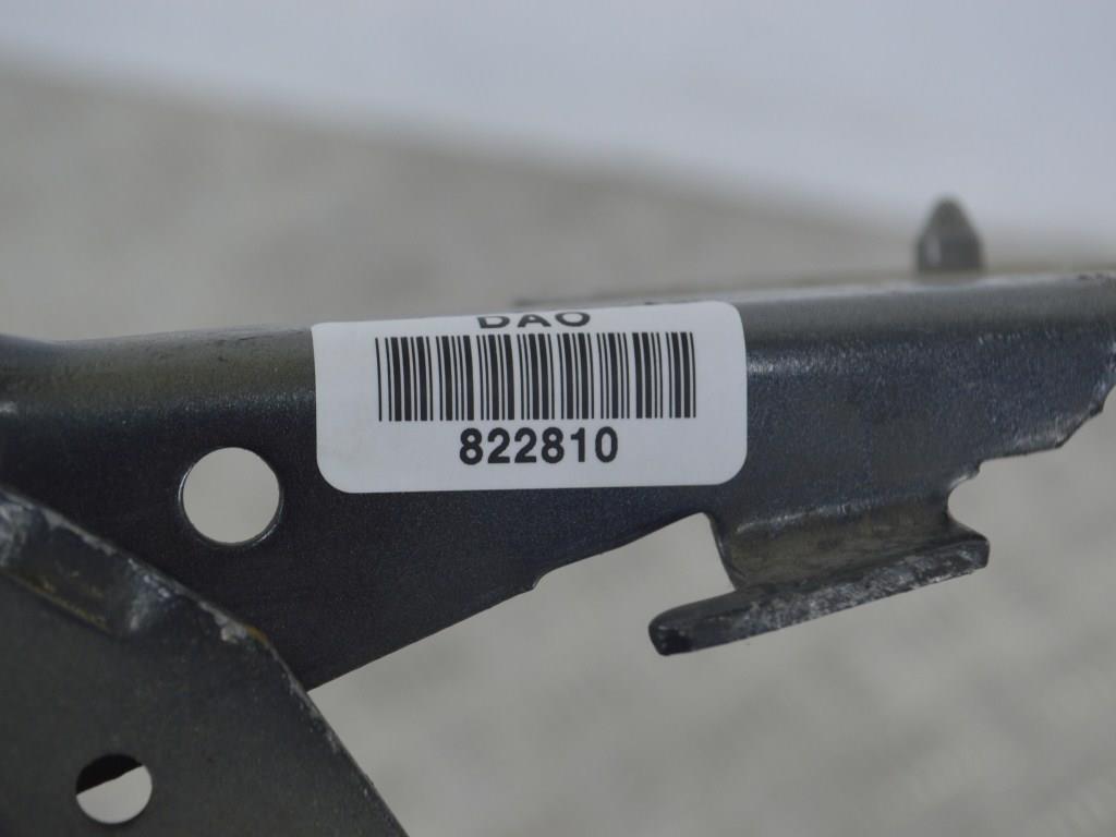 Петля капота