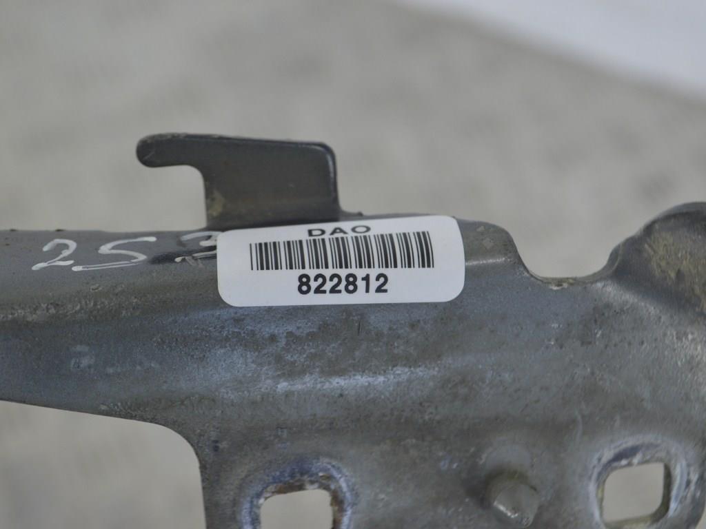 Петля капота