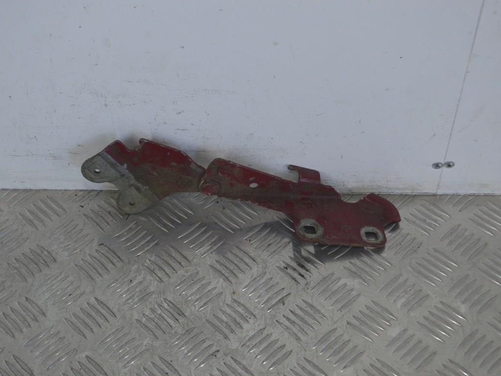 Петля капота