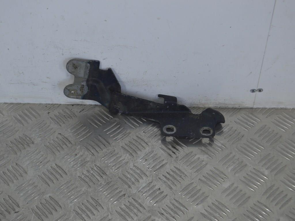 Петля капота