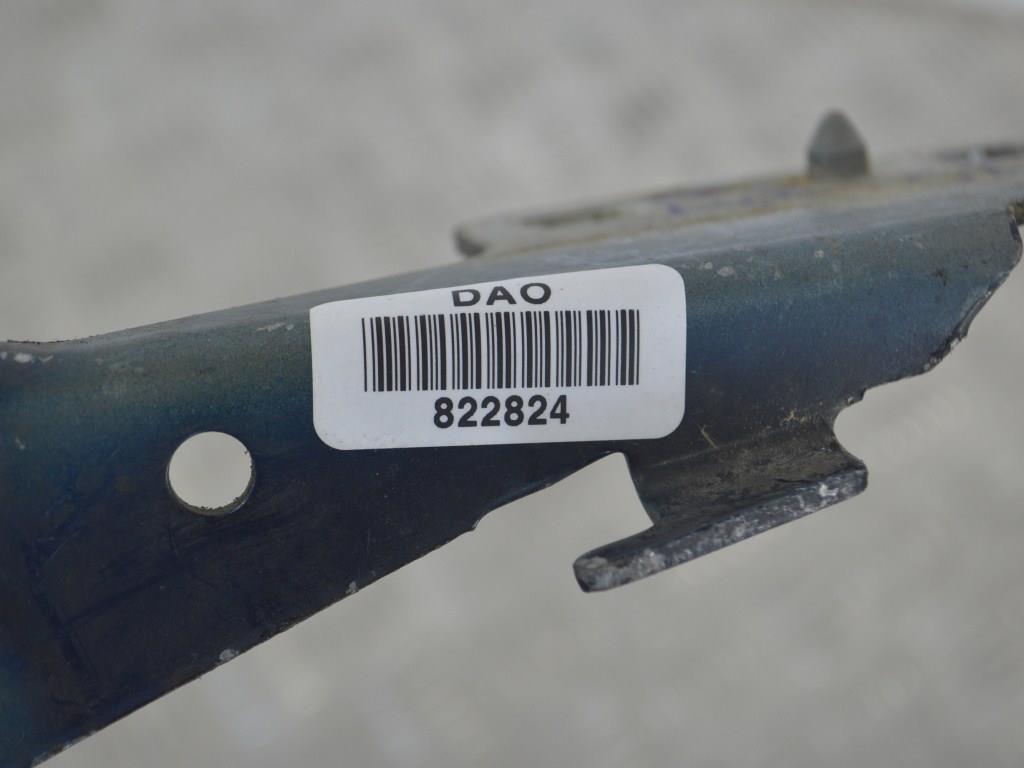 Петля капота