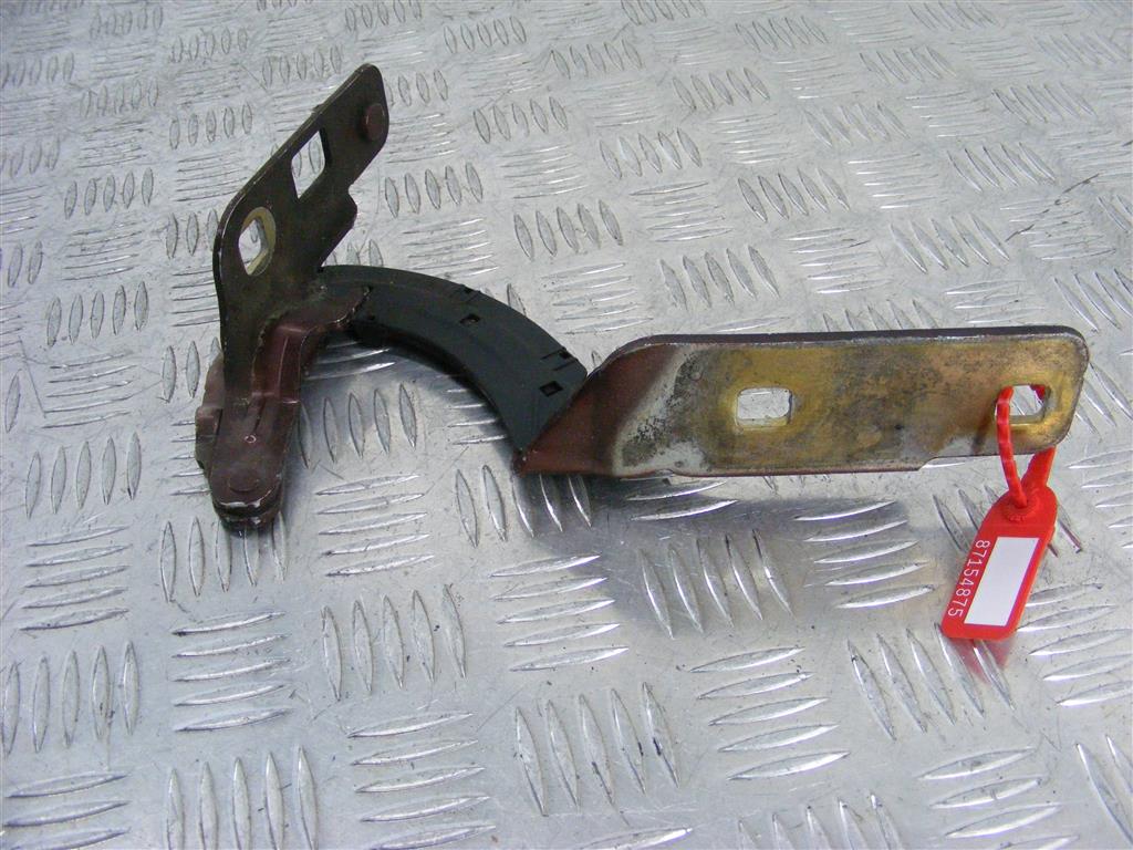 Петля капота