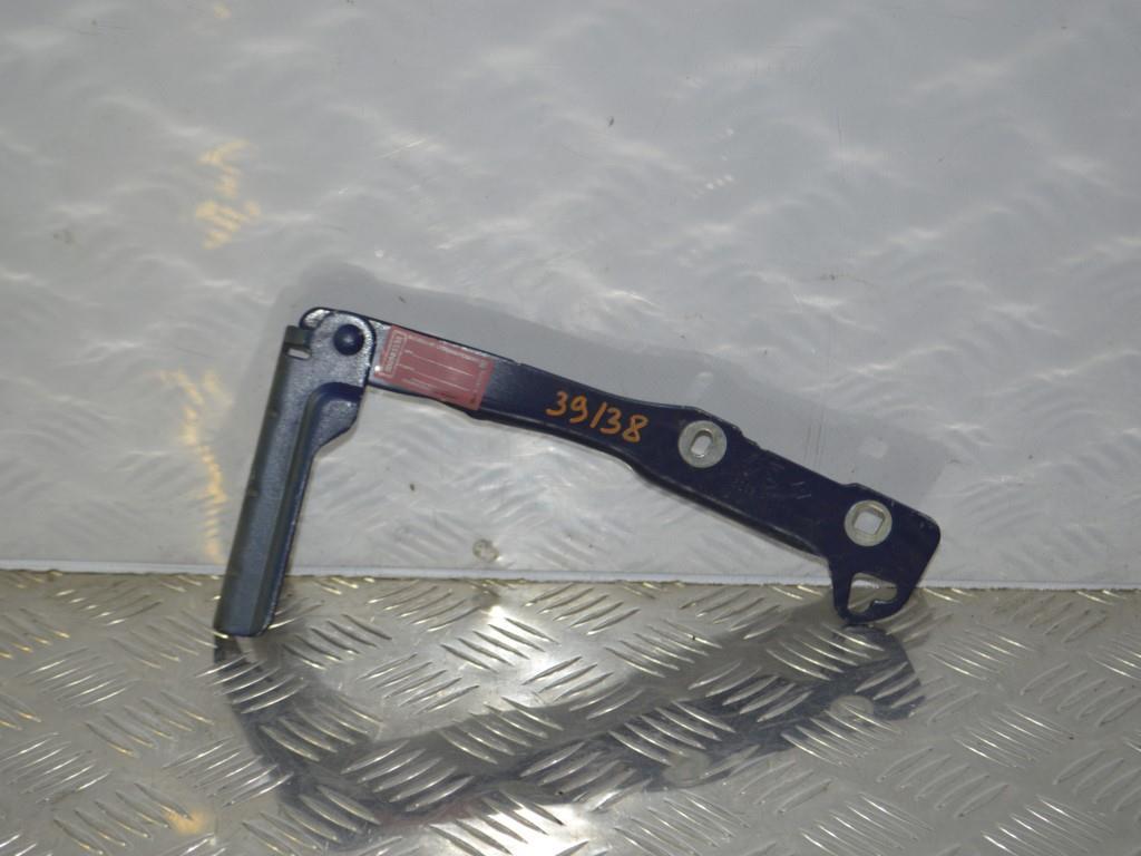 Петля капота