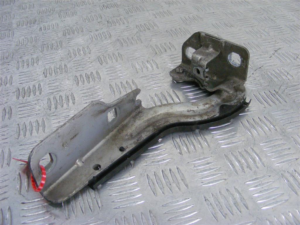 Петля капота