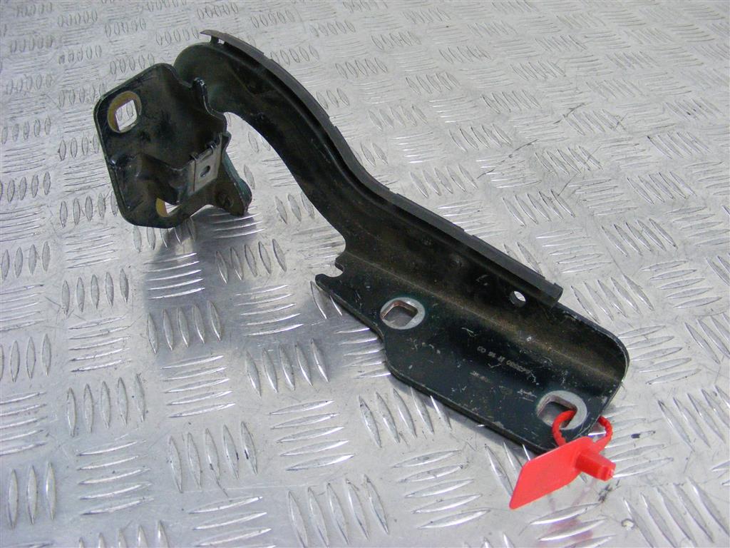 Петля капота