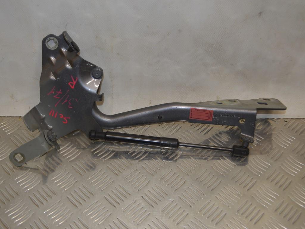 Петля капота