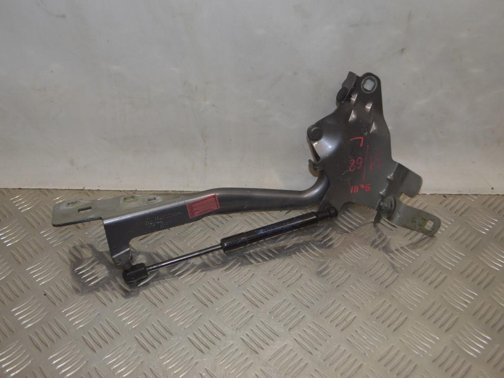 Петля капота