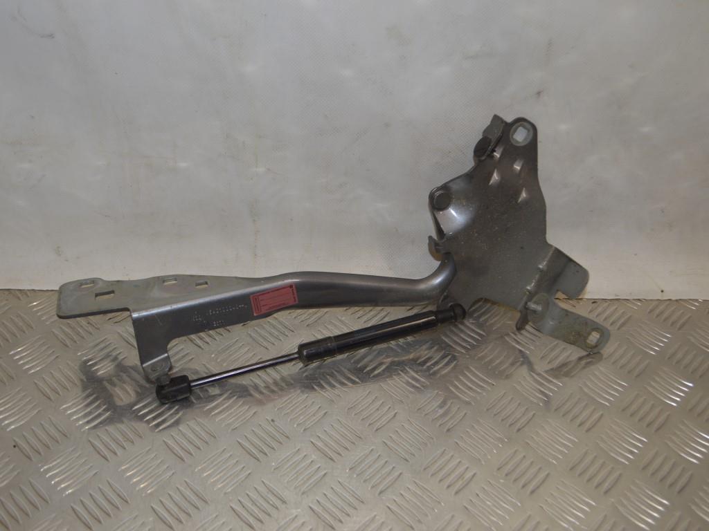 Петля капота