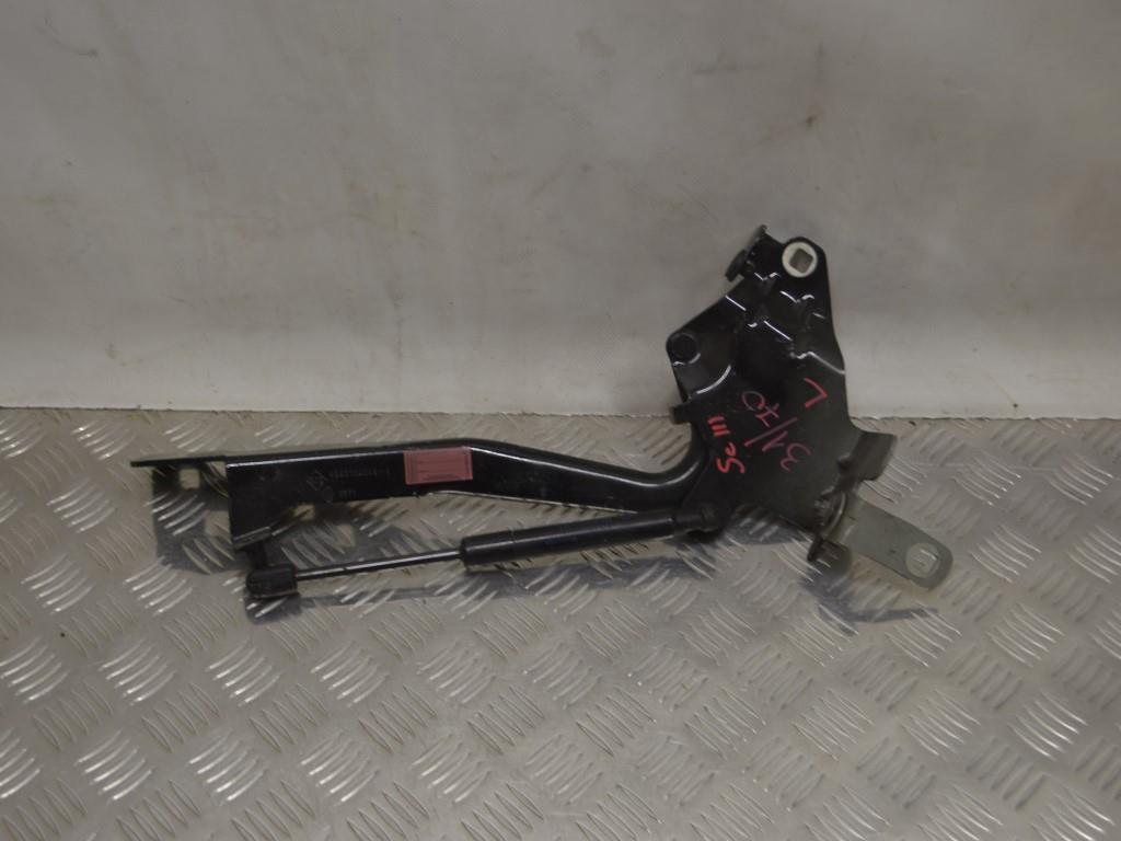 Петля капота