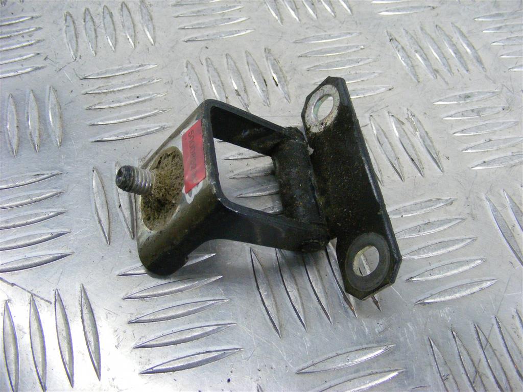 Петля крышки багажника