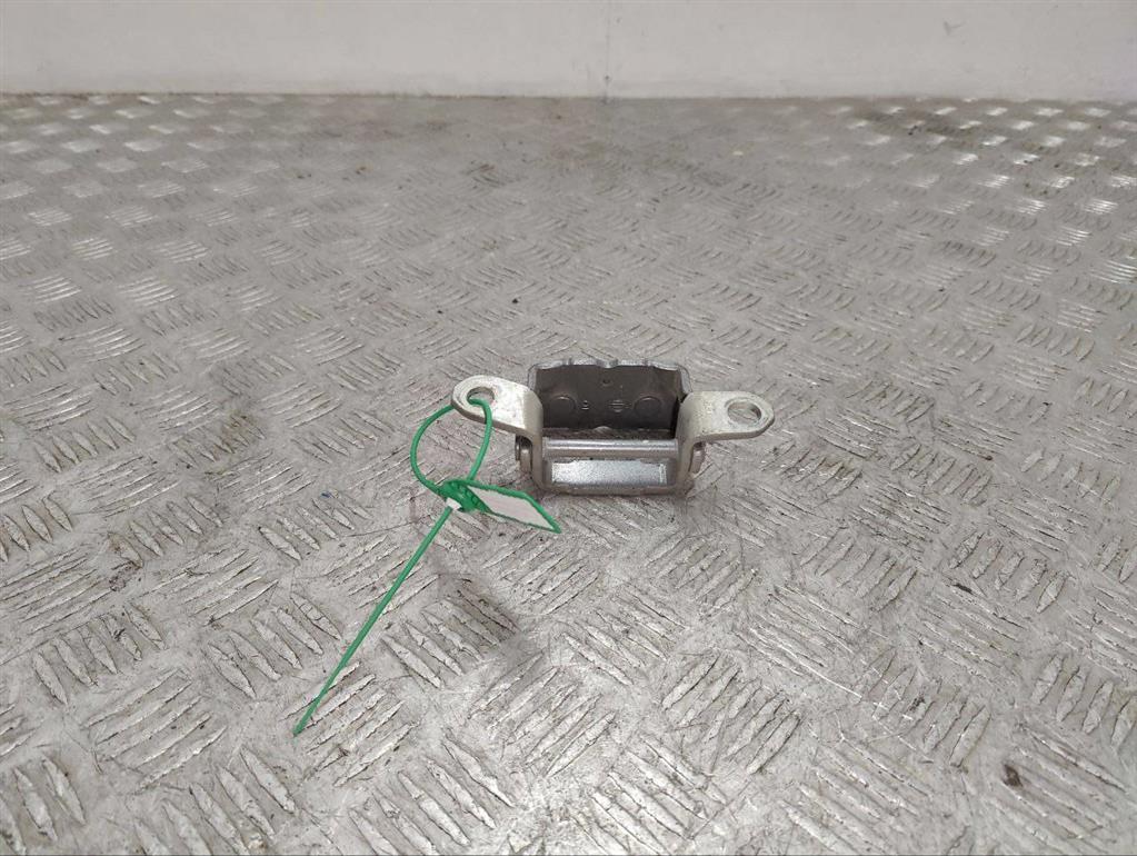 Петля крышки багажника