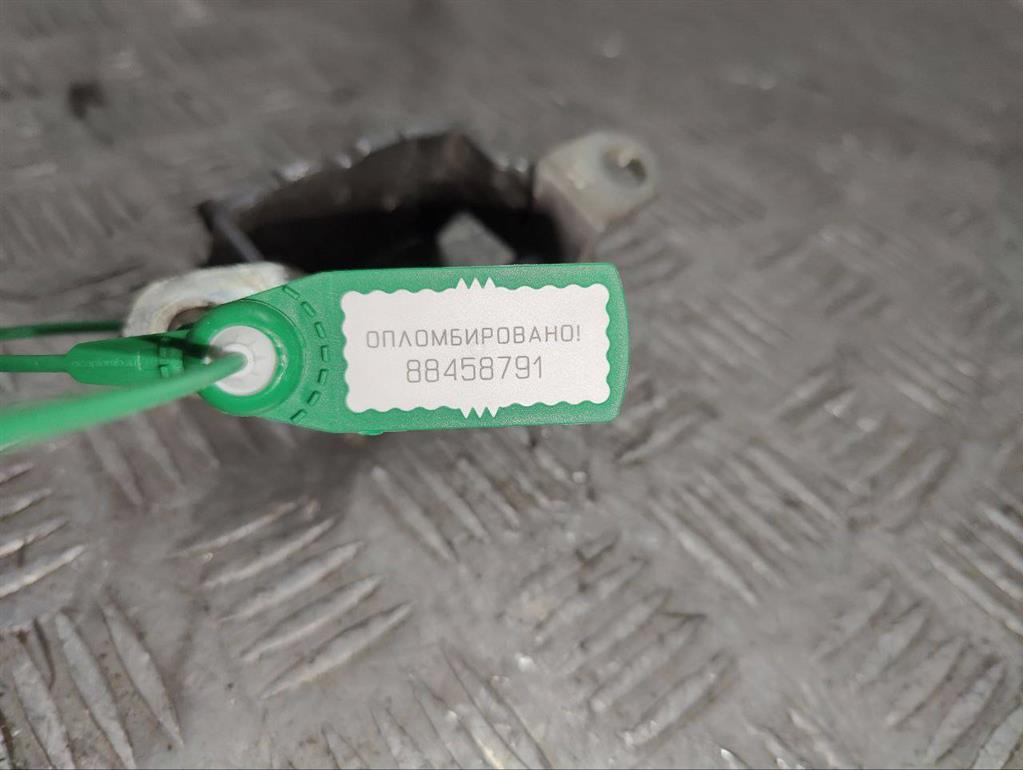 Петля крышки багажника