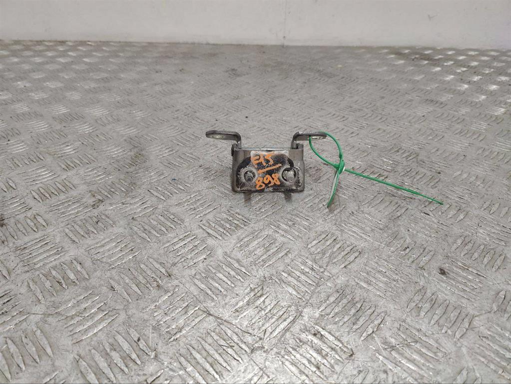 Петля крышки багажника