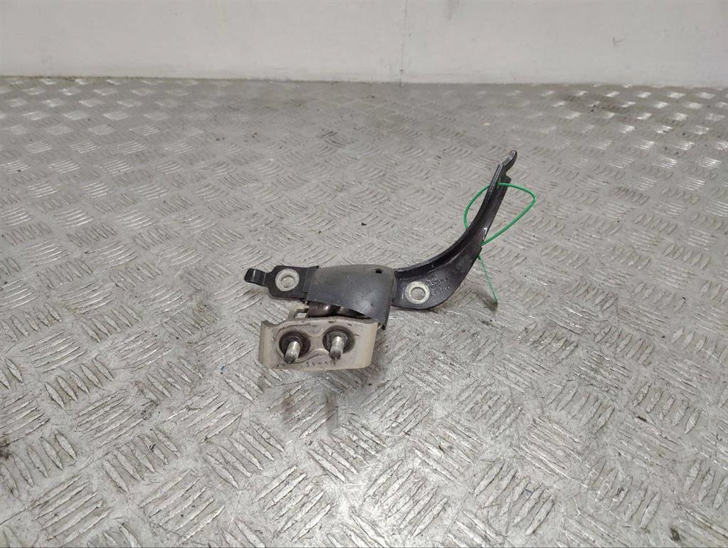 Петля крышки багажника