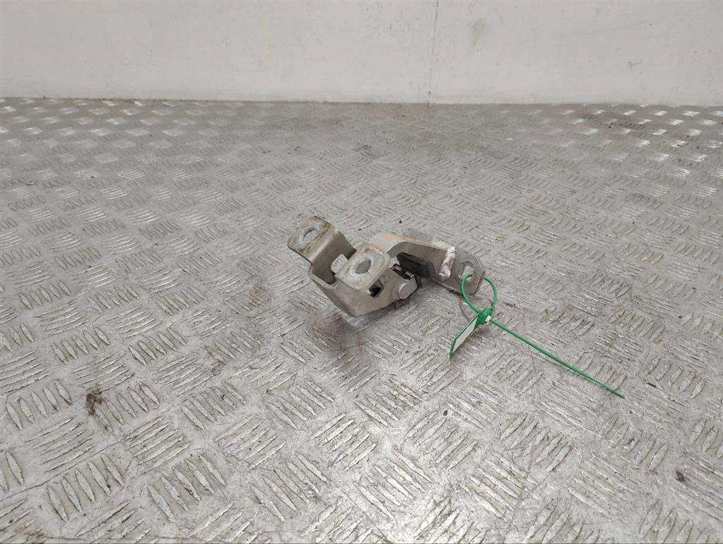 Петля крышки багажника