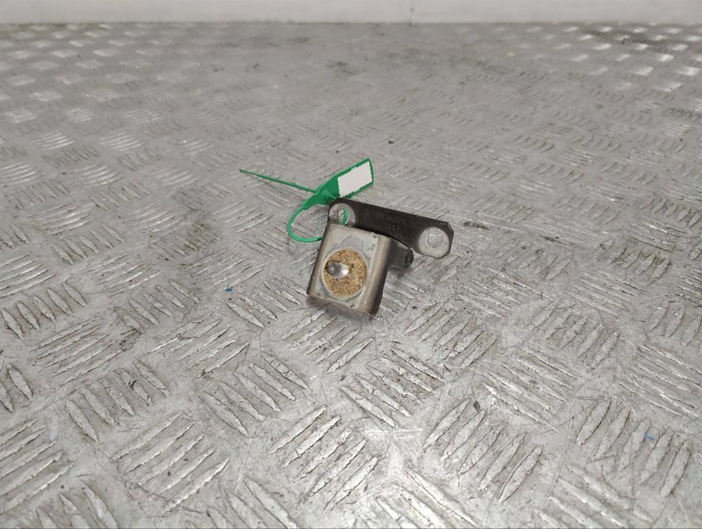 Петля крышки багажника