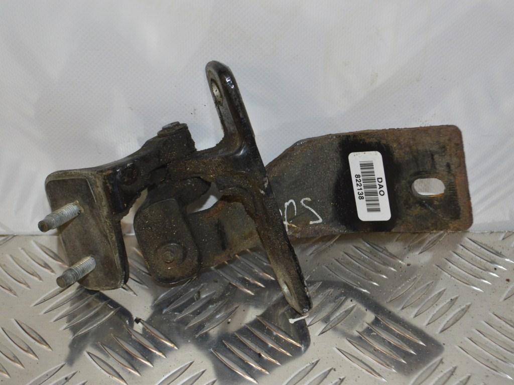 Петля крышки багажника