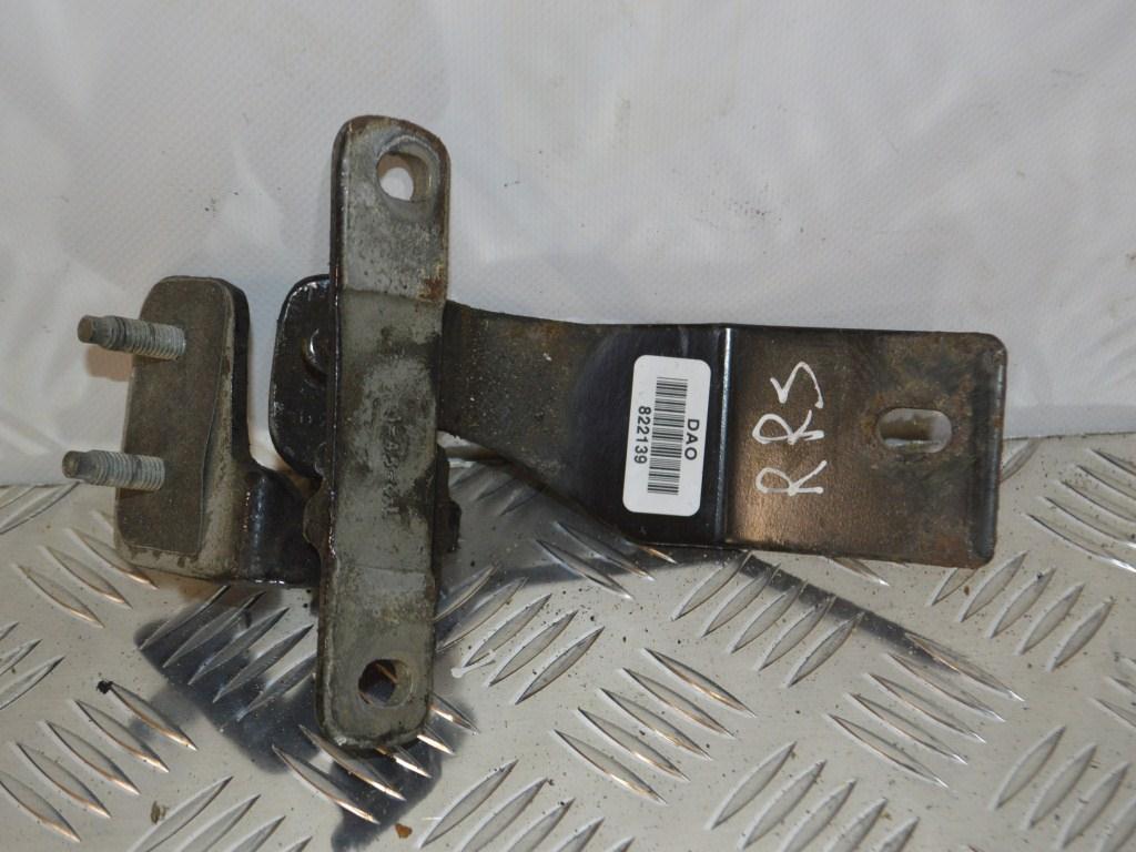 Петля крышки багажника